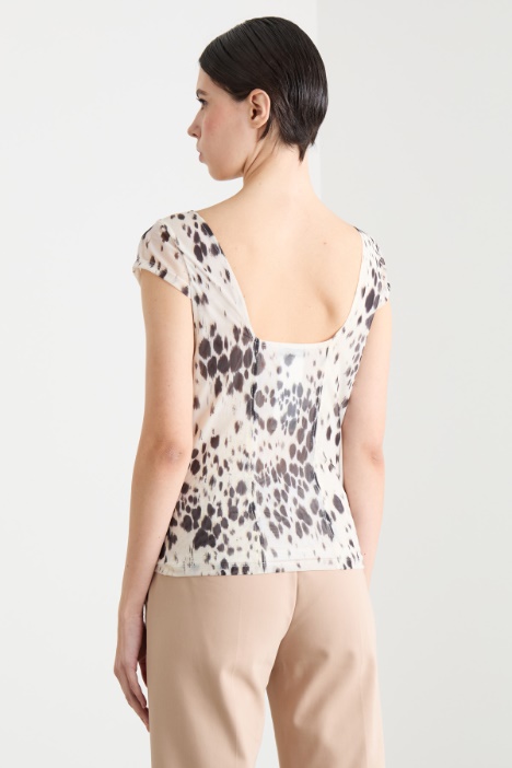 Top con scollo geometrico