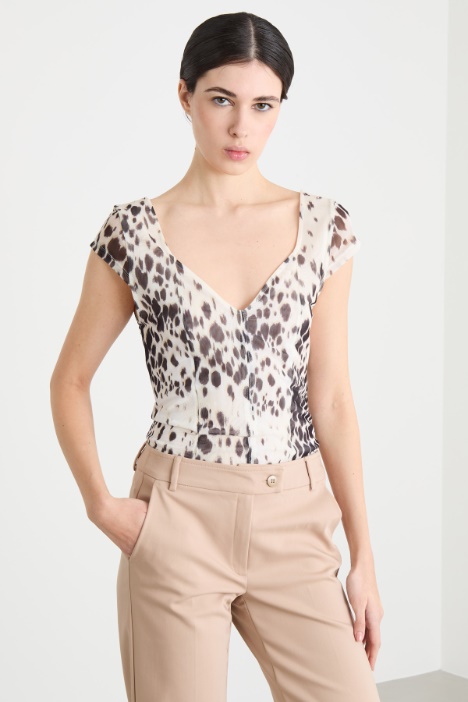 Top con scollo geometrico