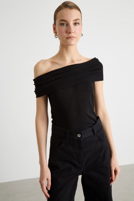 Off-the-shoulder top Intrend