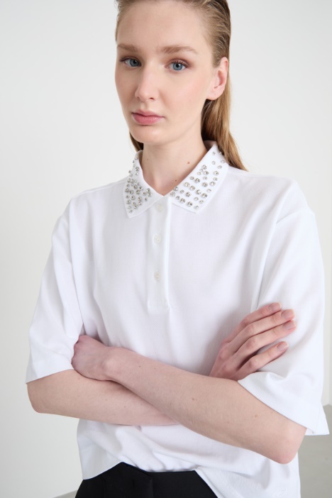 Polo con cristalli cabochon