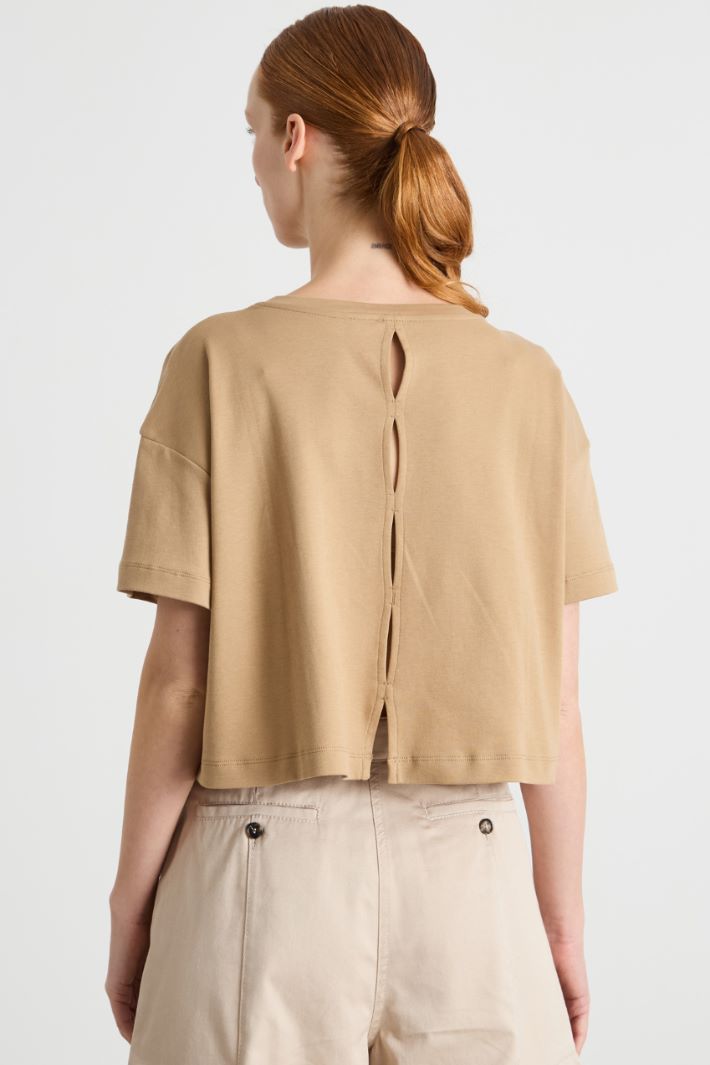 Cropped T-shirt with back cut-outs Intrend - 4