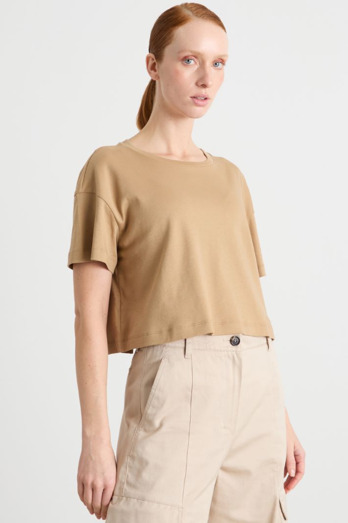 Cropped T-shirt with back cut-outs Intrend - 2