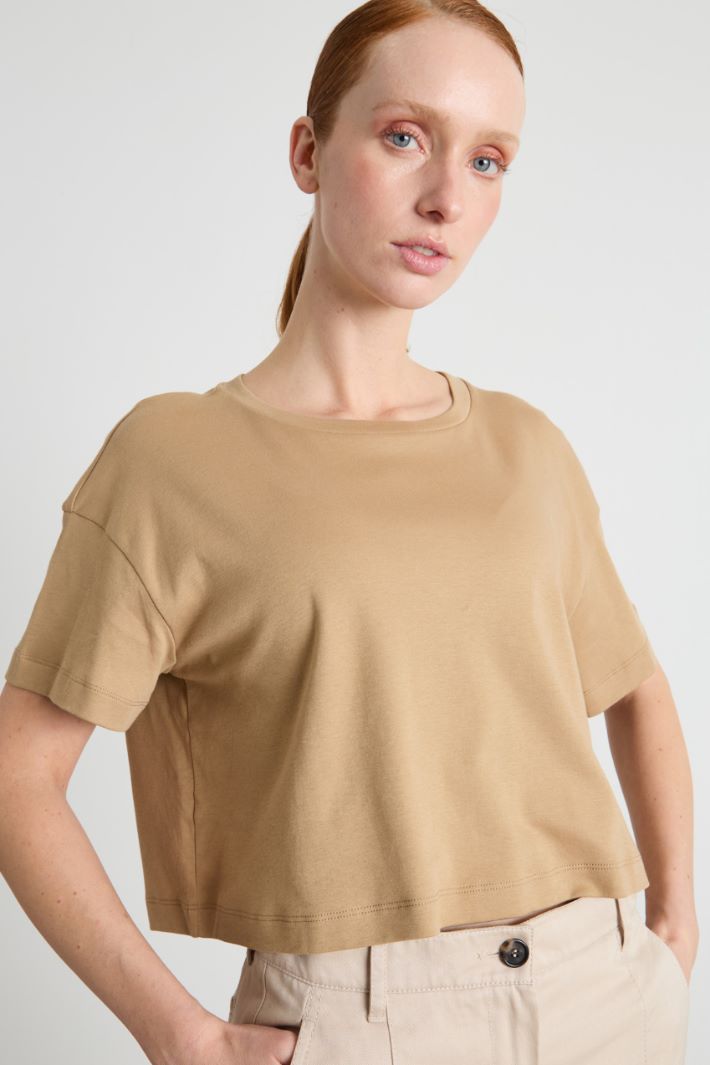 Cropped T-shirt with back cut-outs Intrend - 3