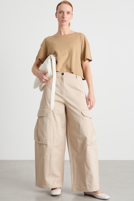 Cropped T-shirt with back cut-outs Intrend