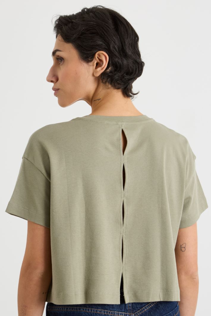 T-shirt crop con aperture sul retro Intrend - 4