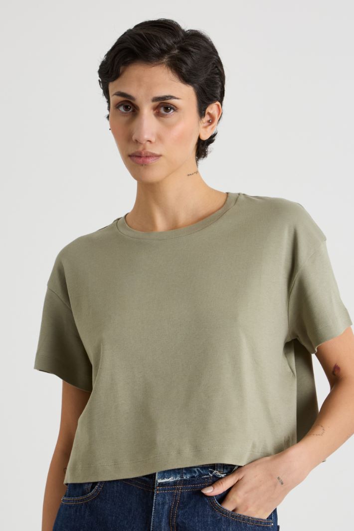 T-shirt crop con aperture sul retro Intrend - 2