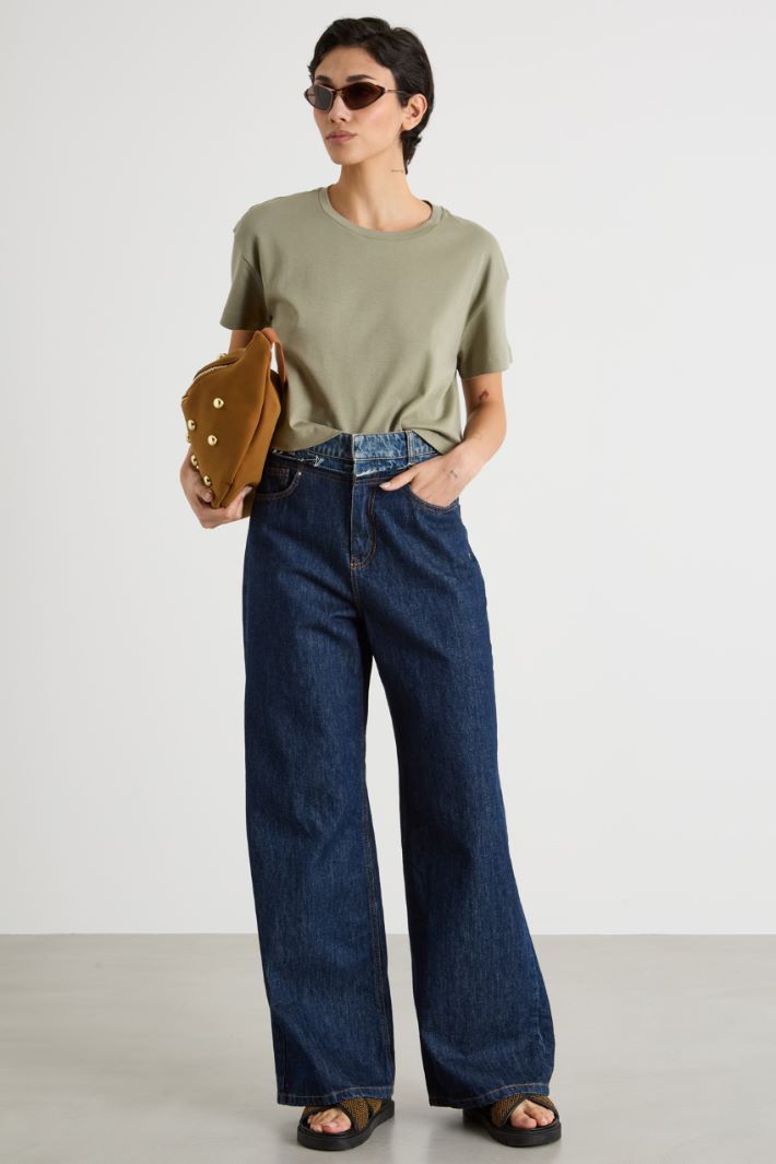 T-shirt crop con aperture sul retro Intrend