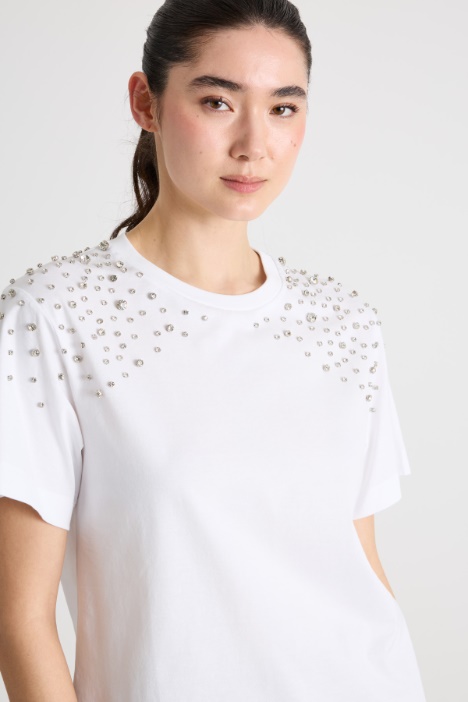 Camiseta con bordados