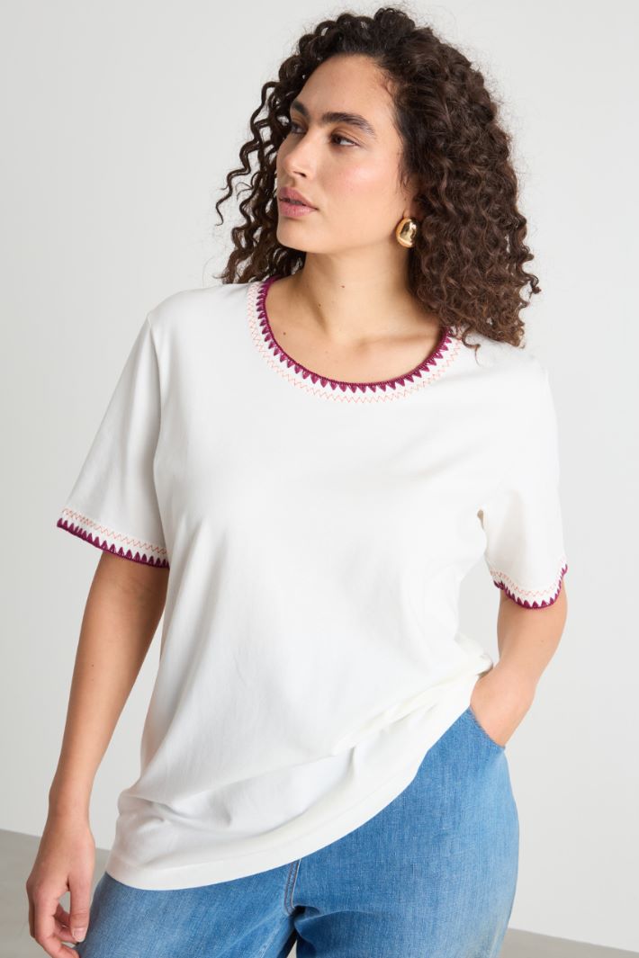 Embroidered T-shirt Intrend - 3