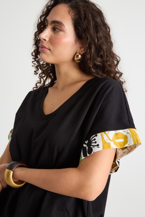 Camiseta con inserciones estampadas