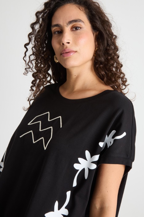 Camiseta oversize con mangas anchas