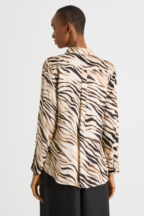 Blusa in raso animalier