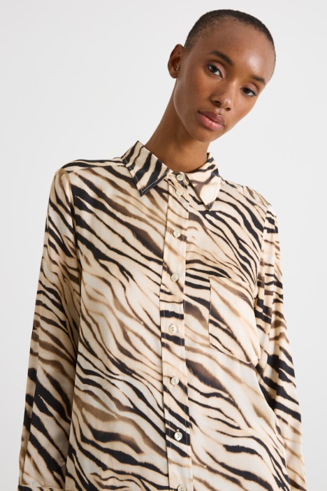 Blusa in raso animalier