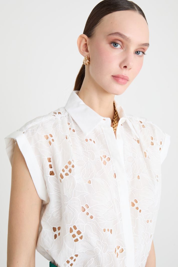 Sleeveless muslin shirt with broderie anglaise Intrend - 3