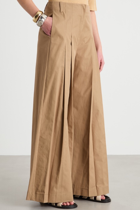 Pantalone ampio con pieghe