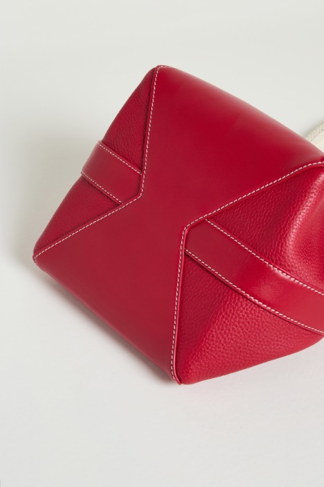 Bolso tipo cubo pequeño con asa de cuerda