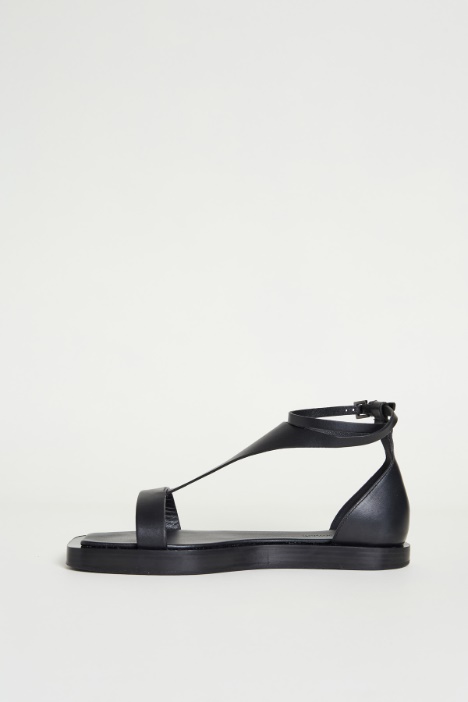 Sandalo flat in pelle