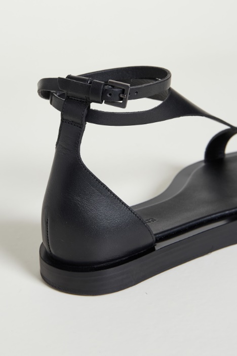 Sandalo flat in pelle