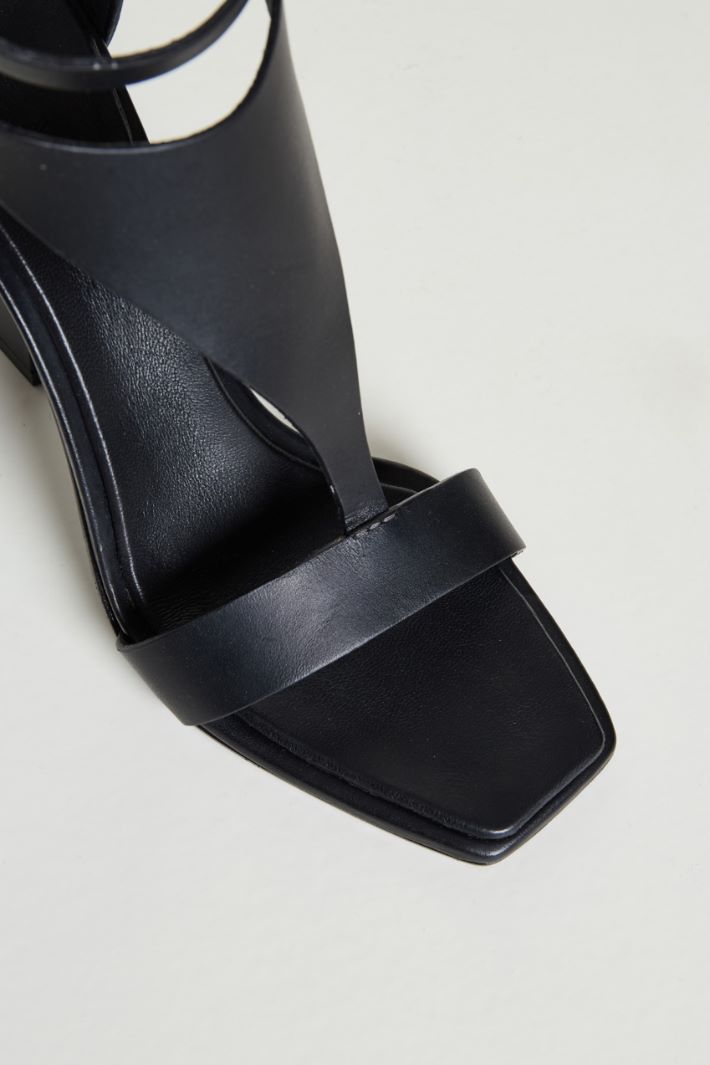 T-strap leather sandals Intrend - 4