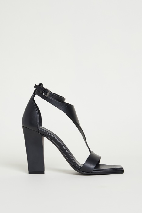 T-strap leather sandals Intrend