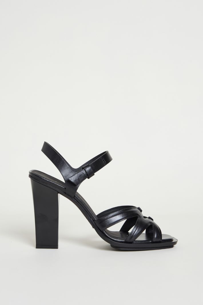 Polished leather sandals Intrend