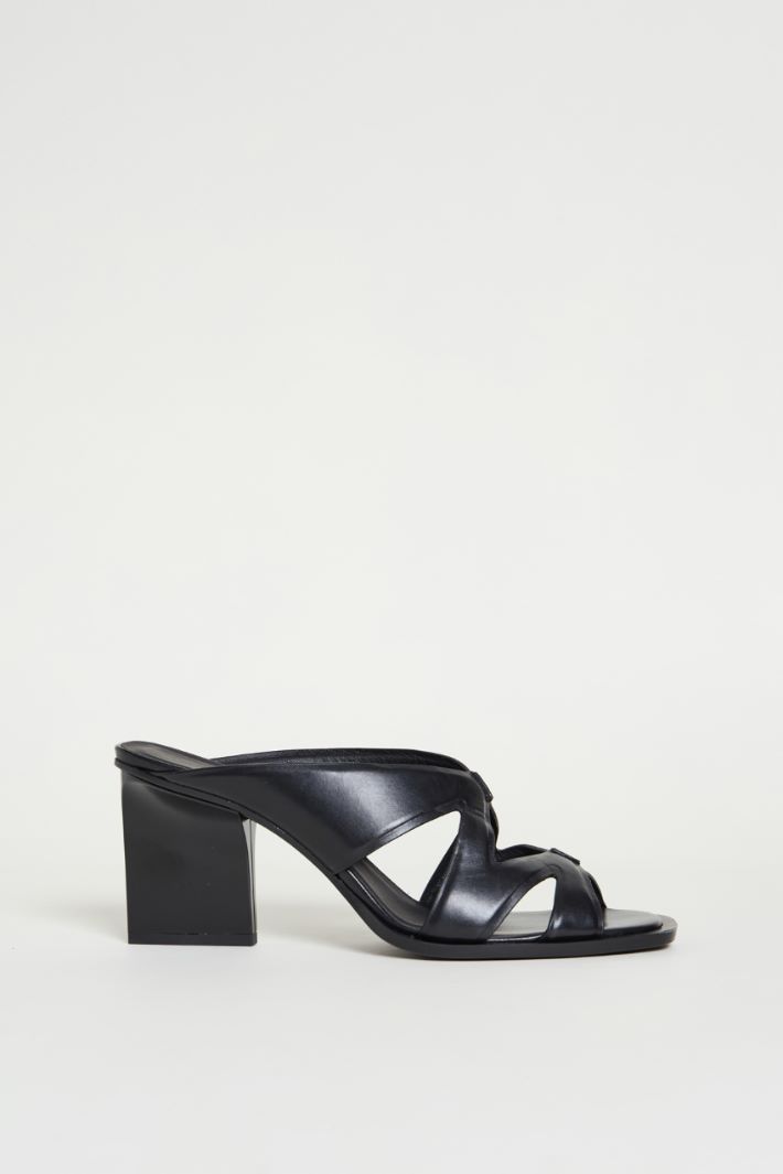 Polished leather sandals Intrend