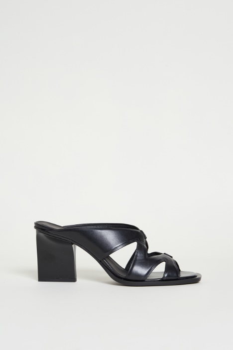 Polished leather sandals Intrend