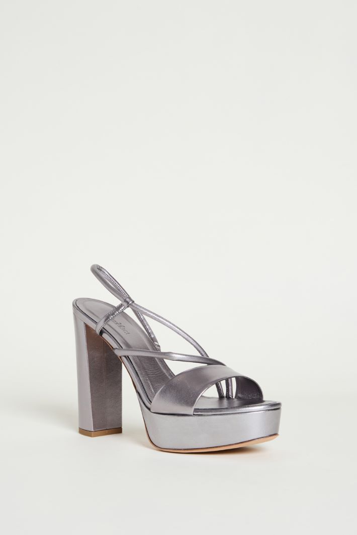 Laminated leather platform sandals Intrend - 2