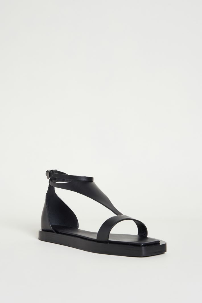 T-bar leather sandals Intrend - 2