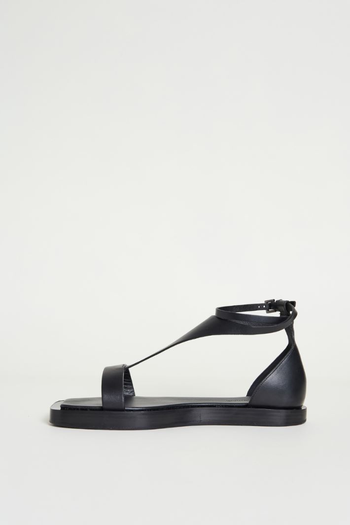 T-bar leather sandals Intrend - 3