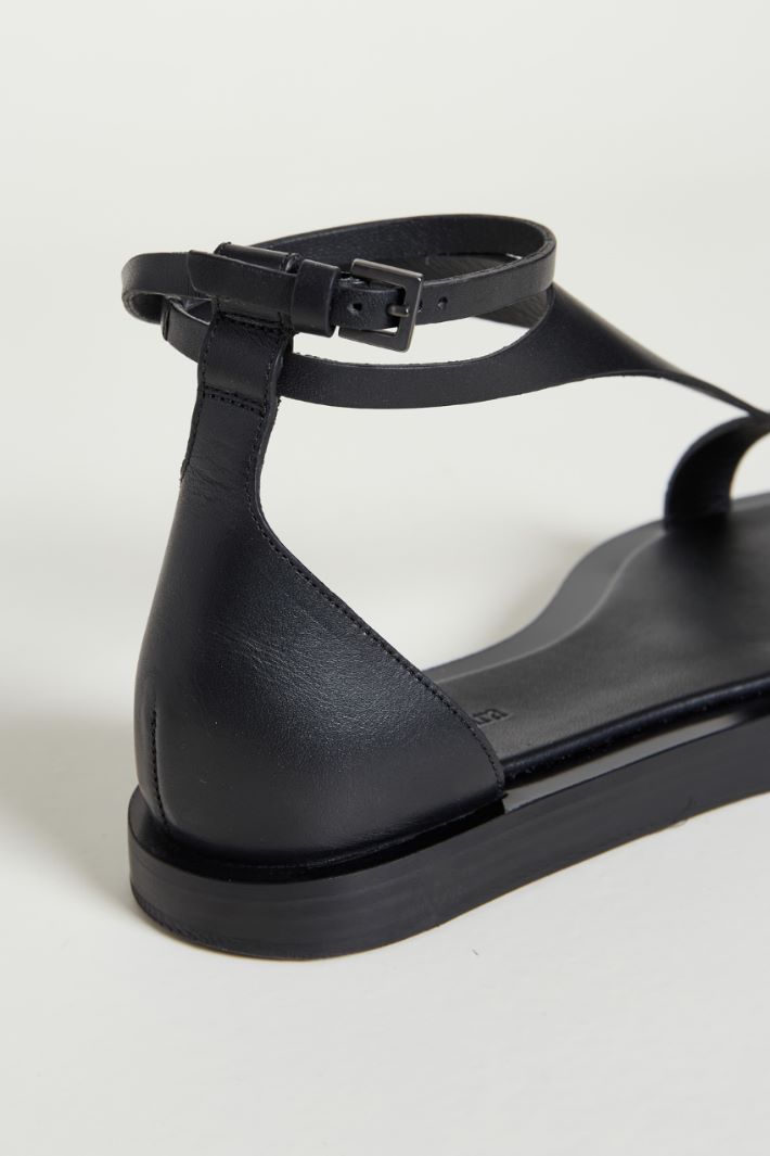 T-bar leather sandals Intrend - 4