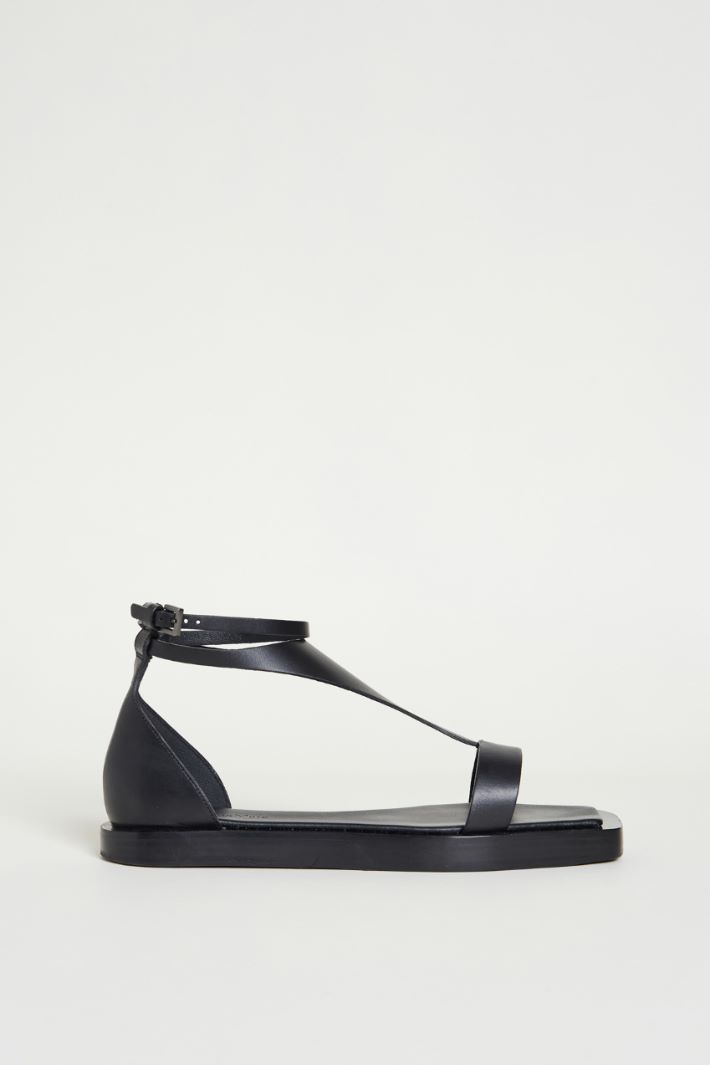 T-bar leather sandals Intrend