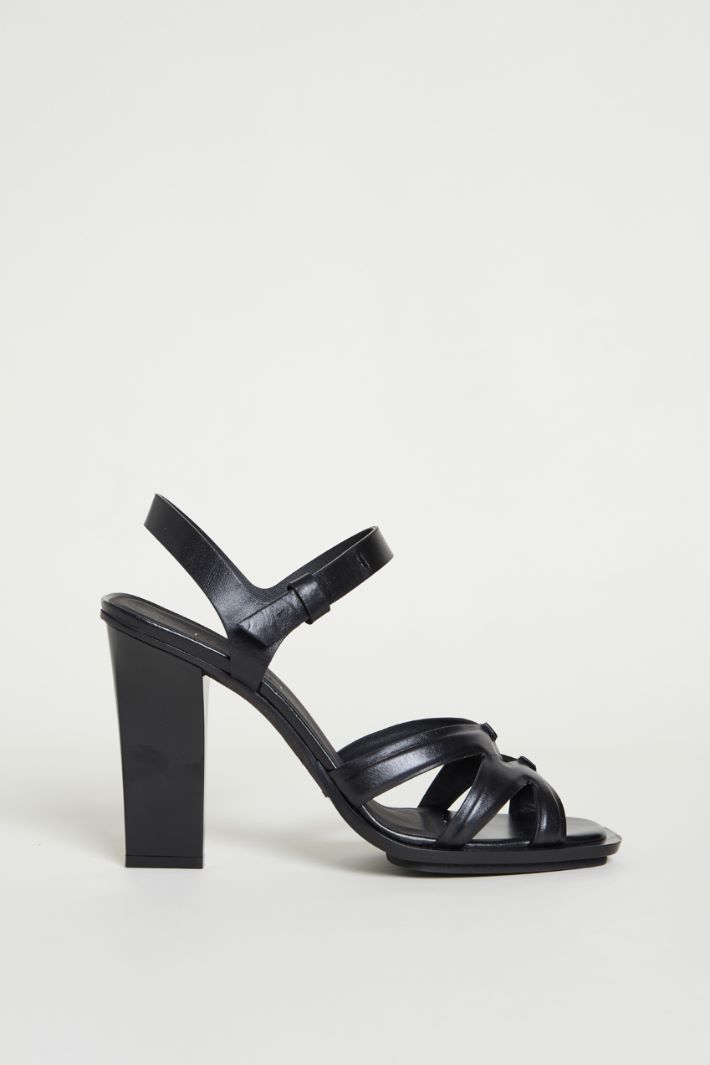 Polished leather sandals Intrend