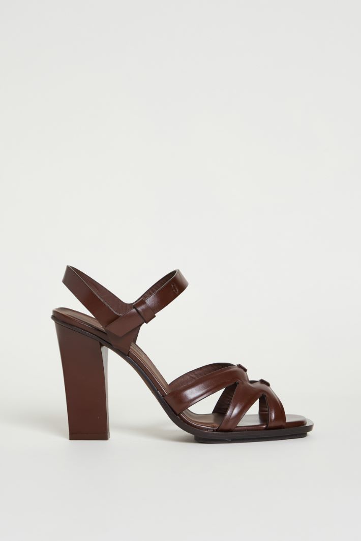 Polished leather sandals Intrend