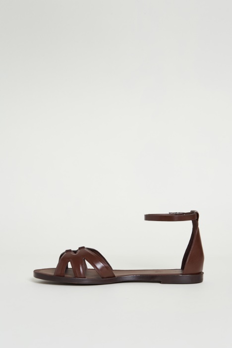 Sandalo flat in cuoio