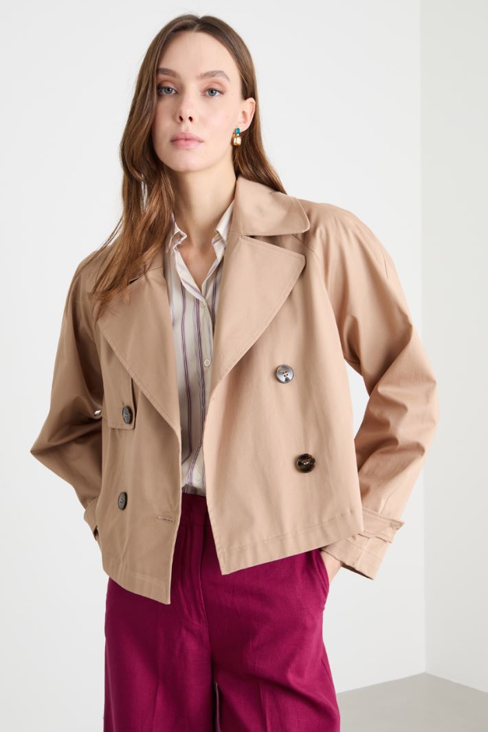 Trench crop de doble botonadura Intrend - 2