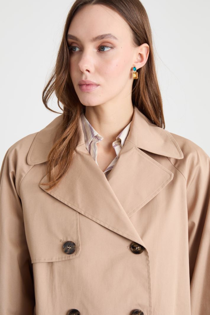 Trench crop de doble botonadura Intrend - 3