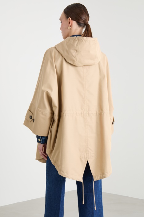 Capa impermeable con capucha