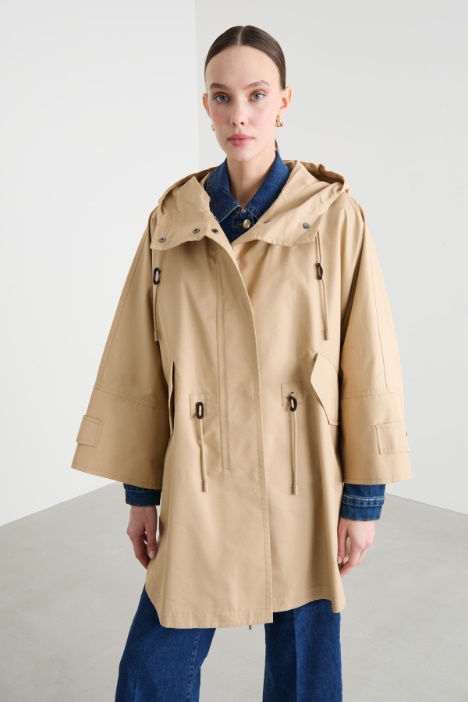 Capa impermeable con capucha