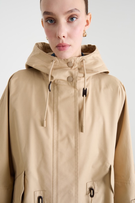 Capa impermeable con capucha