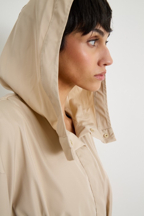 Impermeabile con cappuccio e coulisse