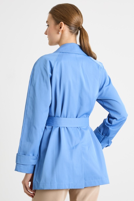 Trench corto de gabardina repelente al agua