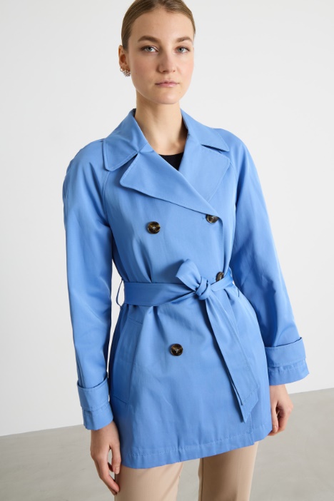 Trench corto de gabardina repelente al agua