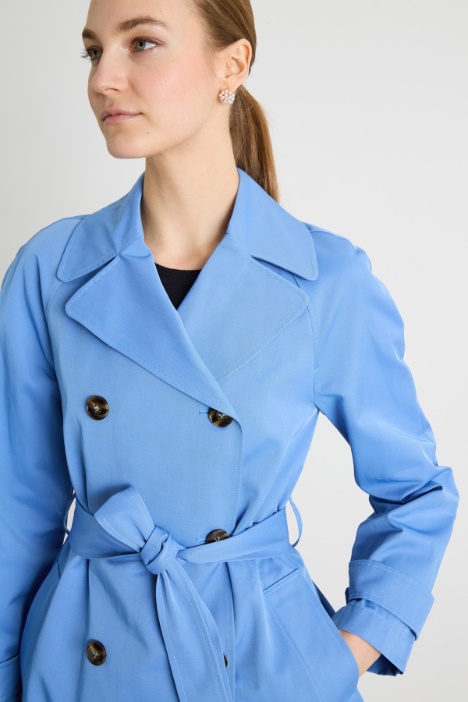 Trench corto de gabardina repelente al agua