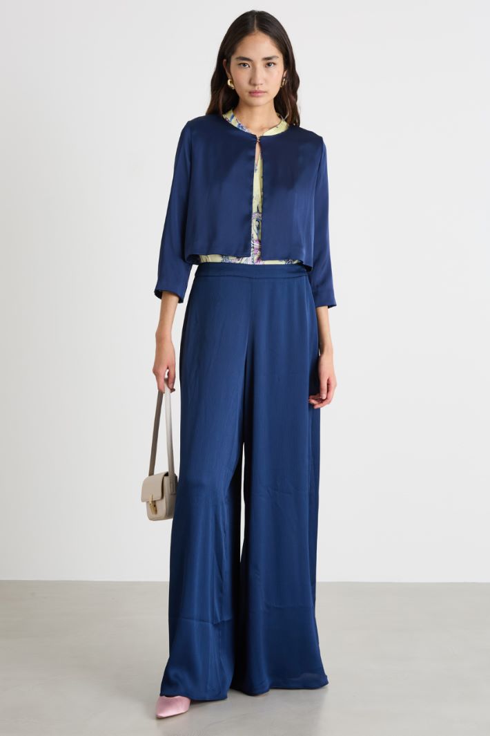 Chaqueta crop de raso Intrend