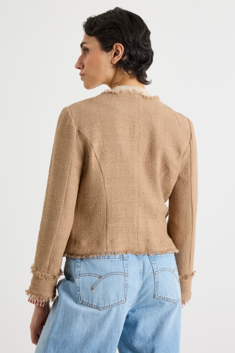 Giacca corta con frange lungo i bordi