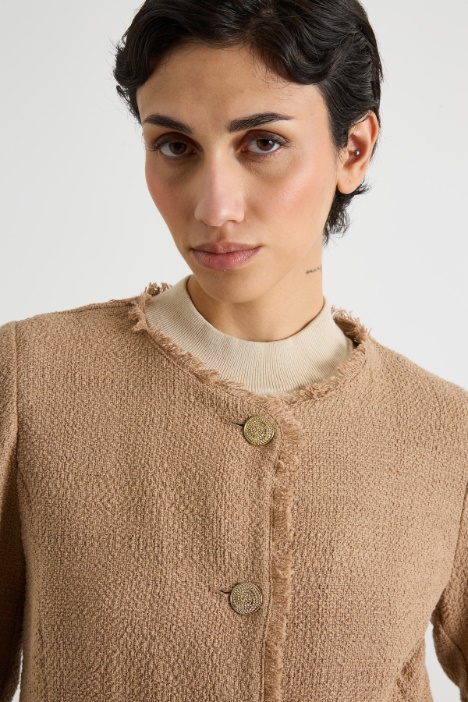 Giacca corta con frange lungo i bordi