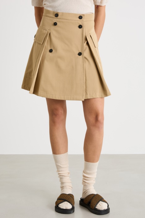 Gonna corta con bottoni