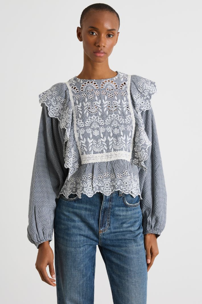 Embroidered-bib blouse Intrend - 2