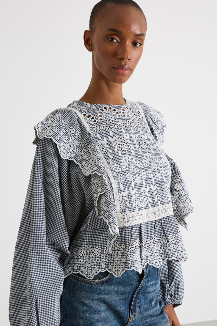 Embroidered-bib blouse Intrend - 3